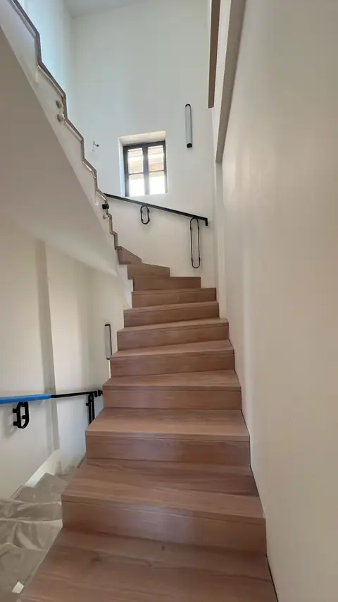 Escalier tournant habillé de marches et contremarches en bois.