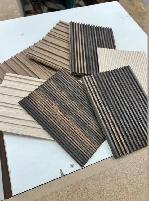 Échantillons de panneaux à lames en bois clair et en bois foncé.